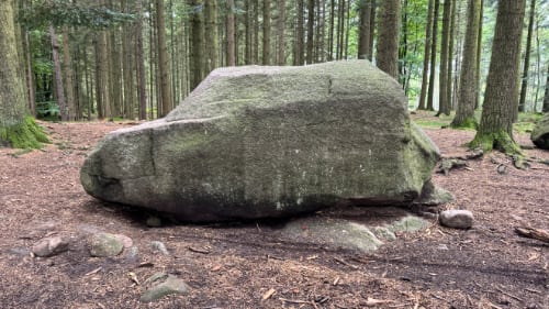 Der Wackelstein (Rokkestenen) im Almindingen